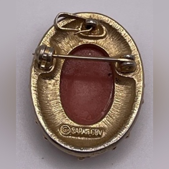 Vintage Style Gold-Tone Coral Cameo Pendant Necklace - Elegant Women's Jewelry - Picture 2 of 3